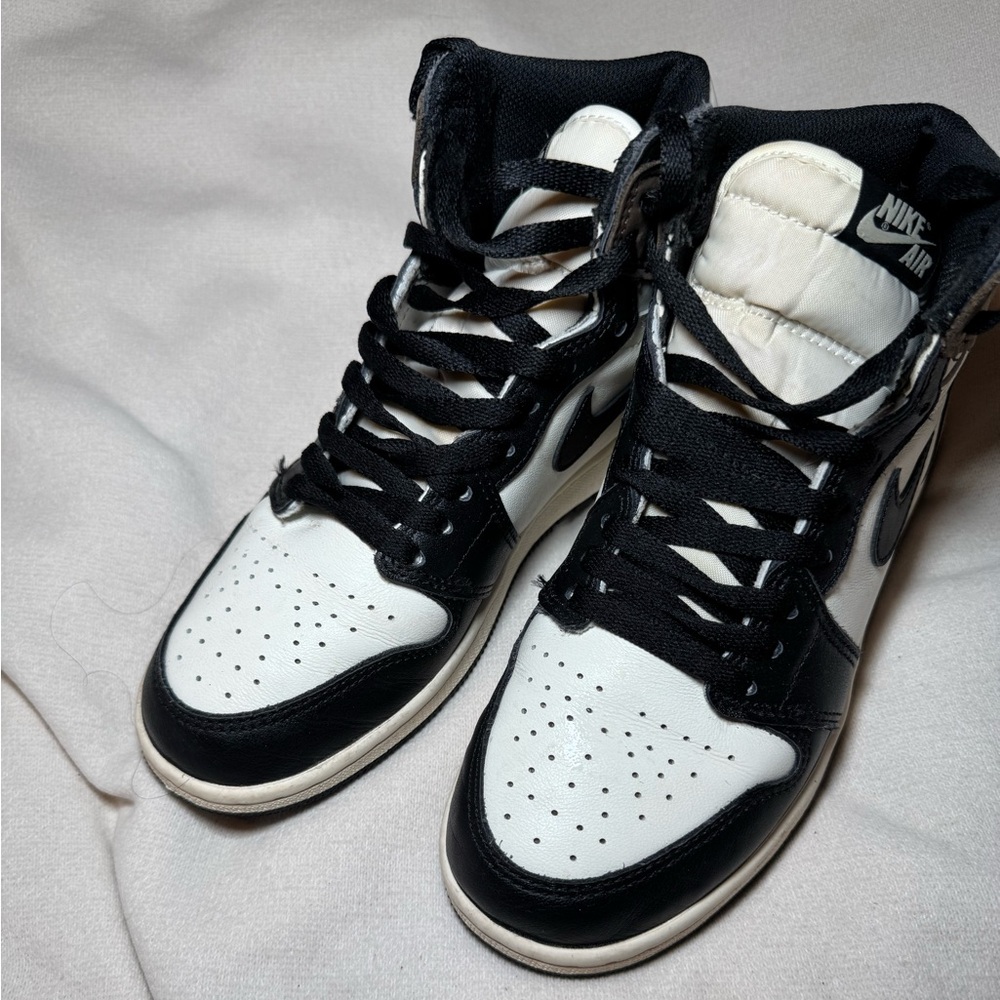 Nike Air Jordan 1 Retro High
Dark Mocha  High-Top Sneakers - Picture 2 of 3